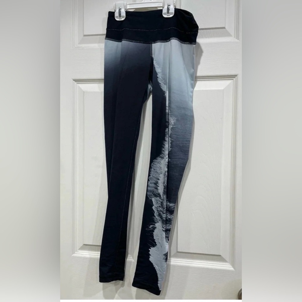 Lucy Leggings for Yoga or Pilates White and Black Waves Print Size XS GUC